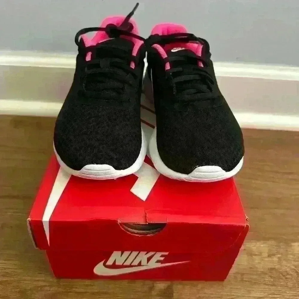 Kids Nike Tanjun size 5Y